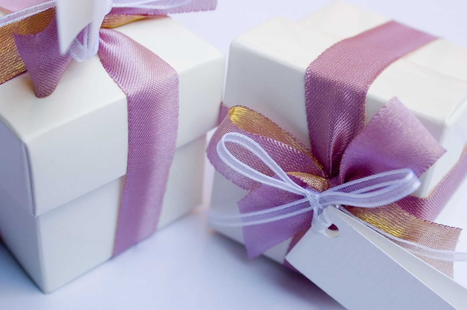 How Much Should I Spend on a Wedding Gift?